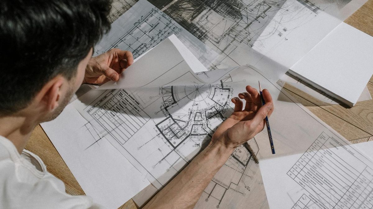 Arkitekt arbetar med ritningar och planritningar