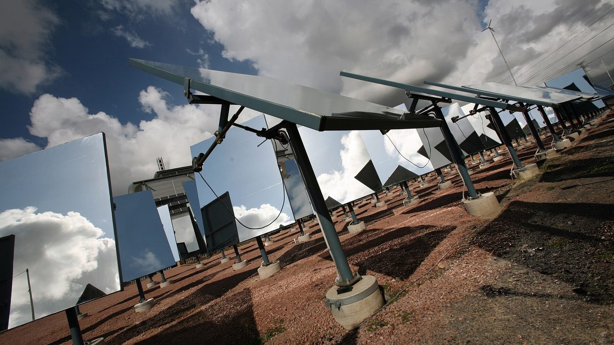 Heliostatfält med speglar som följer solen