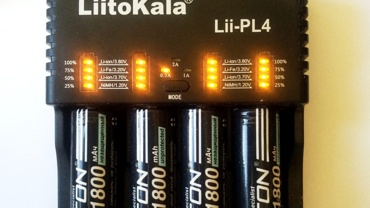 Litiumjonceller laddas i batteriladdare