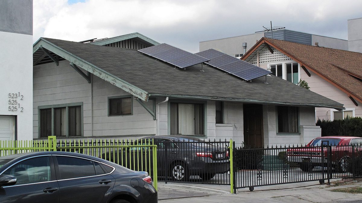 Villa med solcellsanläggning på taket