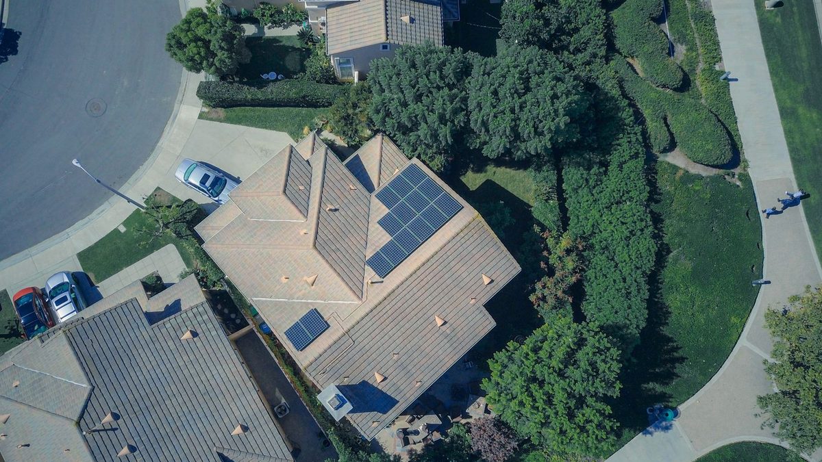 Flygvy över villaområde med solceller på taken