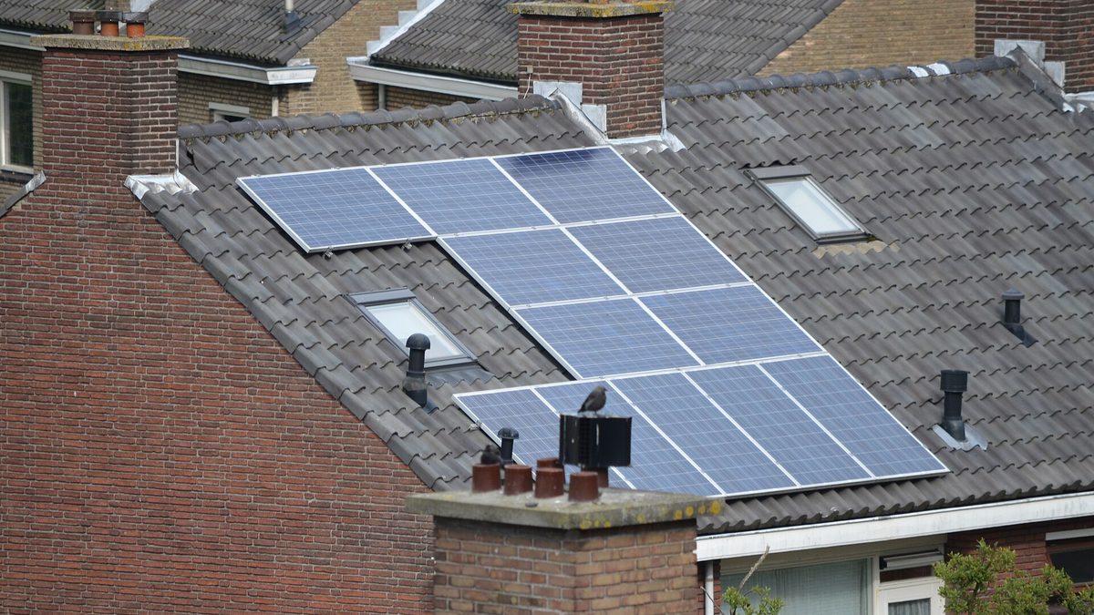 Solpaneler på nederländskt hustak