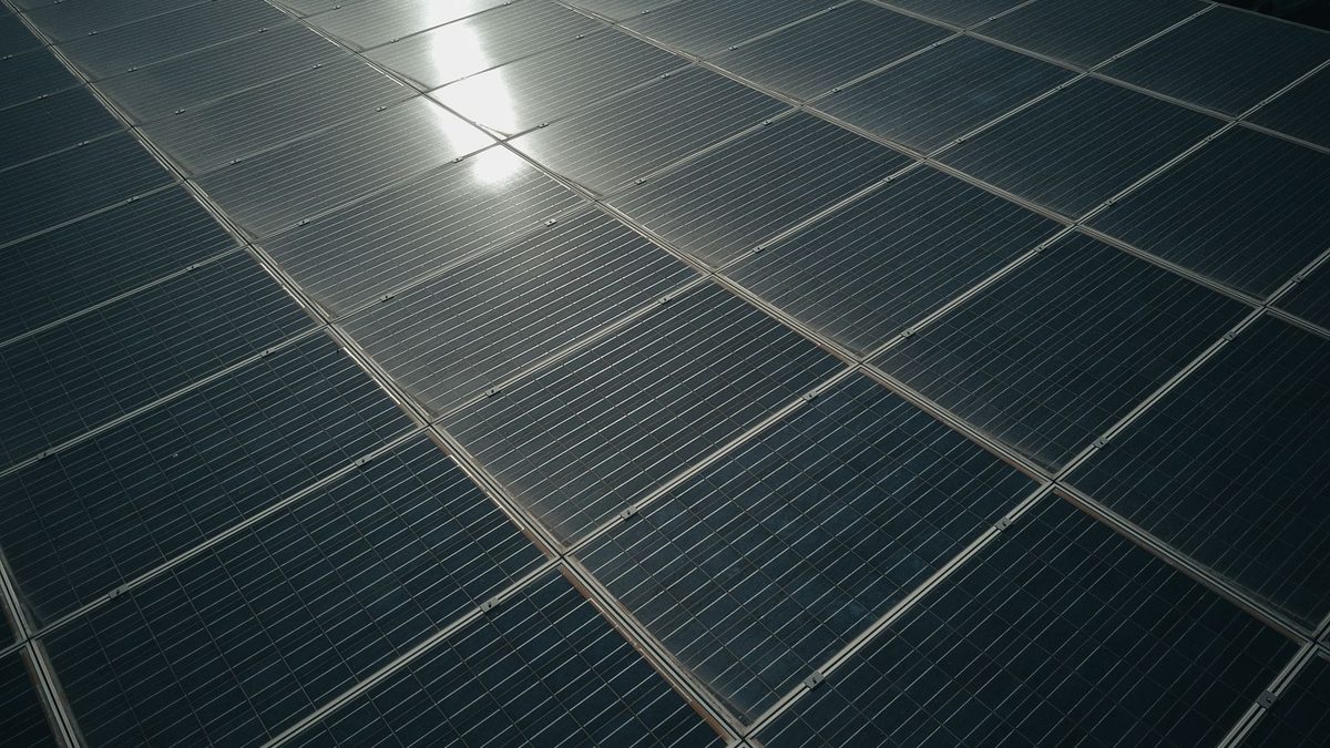 Solpaneler som reflekterar solljus