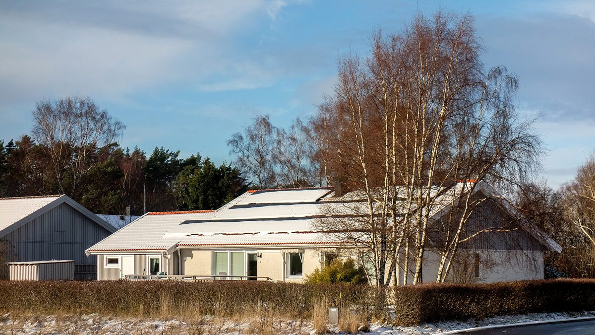 Vintersol och snö på solpaneler i Bohuslän